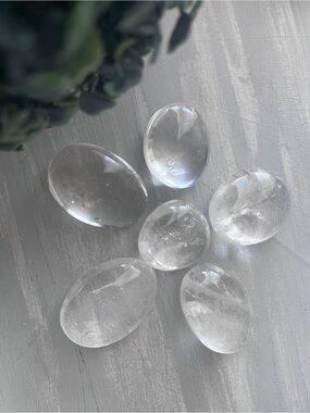 Crystal quartz palm stone